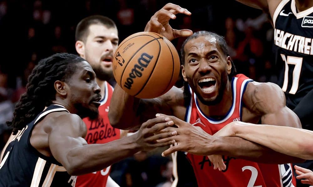 El alero de Los Angeles Clippers Kawhi Leonard (d) busca este jueves el control del balón con el base de Atlanta Hawks Keaton Wallace (i) durante el juego en Atlanta (Georgia). EFE/EPA/ERIK S. LESSER SHUTTERSTOCK OUT