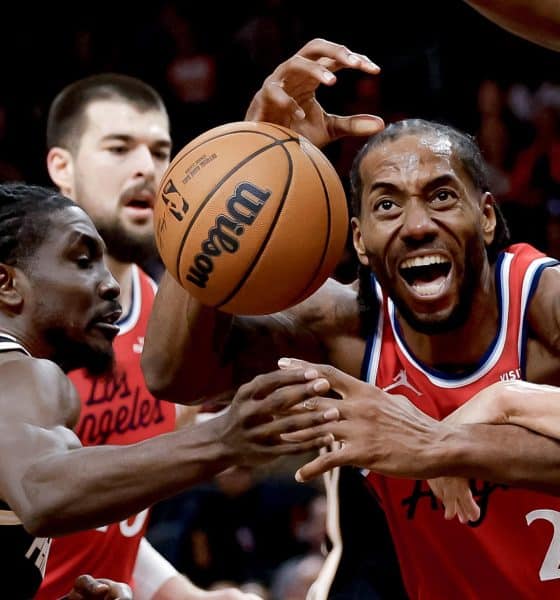 El alero de Los Angeles Clippers Kawhi Leonard (d) busca este jueves el control del balón con el base de Atlanta Hawks Keaton Wallace (i) durante el juego en Atlanta (Georgia). EFE/EPA/ERIK S. LESSER SHUTTERSTOCK OUT