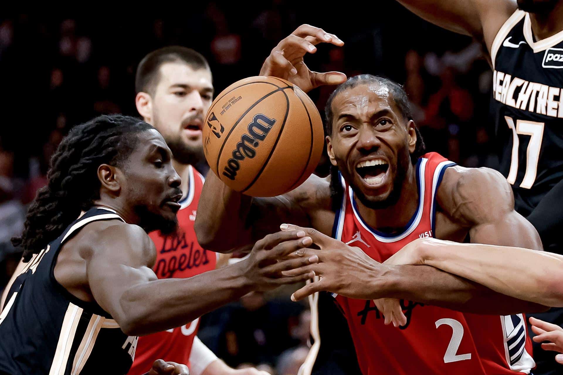 El alero de Los Angeles Clippers Kawhi Leonard (d) busca este jueves el control del balón con el base de Atlanta Hawks Keaton Wallace (i) durante el juego en Atlanta (Georgia). EFE/EPA/ERIK S. LESSER SHUTTERSTOCK OUT