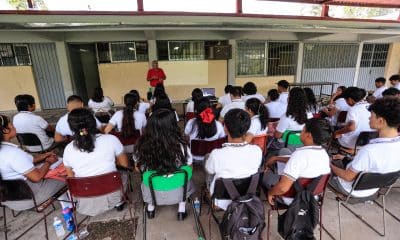Fotografía de archivo donde se observa a estudiantes tomando clases en una escuela en el balneario de Acapulco, en Guerrero (México). EFE/ David Guzmán