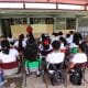 Fotografía de archivo donde se observa a estudiantes tomando clases en una escuela en el balneario de Acapulco, en Guerrero (México). EFE/ David Guzmán