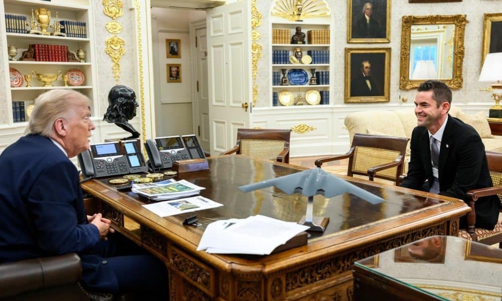 Fotografía publicada por el astronauta y empresario vinculado a SpaceX, Jared Isaacman, en su red social X (@rookisaacman) donde aparece hablando con el presidente de Estados Unidos, Donald Trump, en el Despacho Oval de la Casa Blanca en Washington. EFE/@rookisaacman /SOLO USO EDITORIAL /NO VENTAS /SOLO DISPONIBLE PARA ILUSTRAR LA NOTICIA QUE ACOMPAÑA /CRÉDITO OBLIGATORIO
