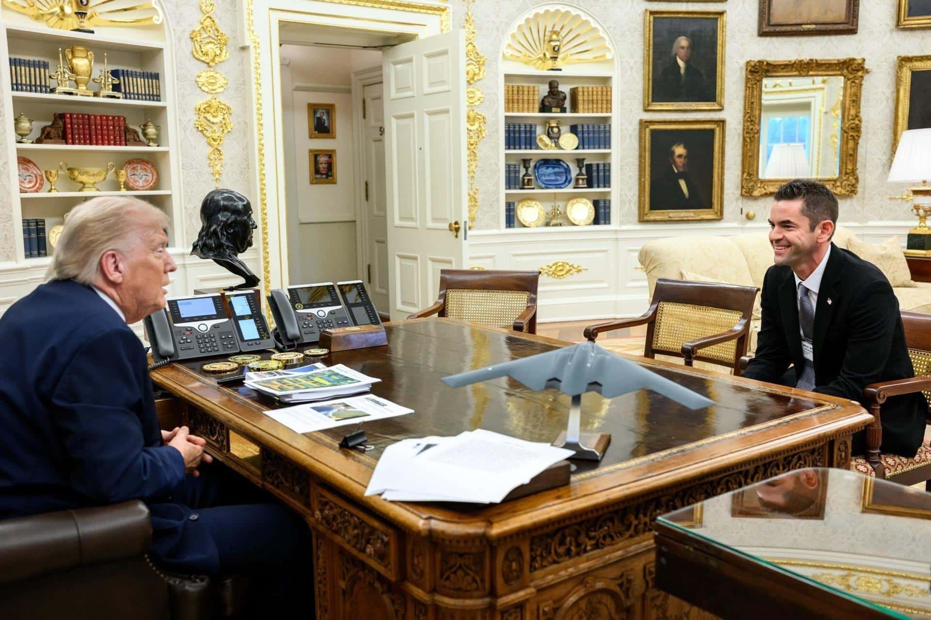 Fotografía publicada por el astronauta y empresario vinculado a SpaceX, Jared Isaacman, en su red social X (@rookisaacman) donde aparece hablando con el presidente de Estados Unidos, Donald Trump, en el Despacho Oval de la Casa Blanca en Washington. EFE/@rookisaacman /SOLO USO EDITORIAL /NO VENTAS /SOLO DISPONIBLE PARA ILUSTRAR LA NOTICIA QUE ACOMPAÑA /CRÉDITO OBLIGATORIO