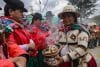 Un grupo de amautas o guías espirituales realizan rituales ancestrales durante una ceremonia este domingo, en La Paz (Bolivia). EFE/ Gabriel Márquez
