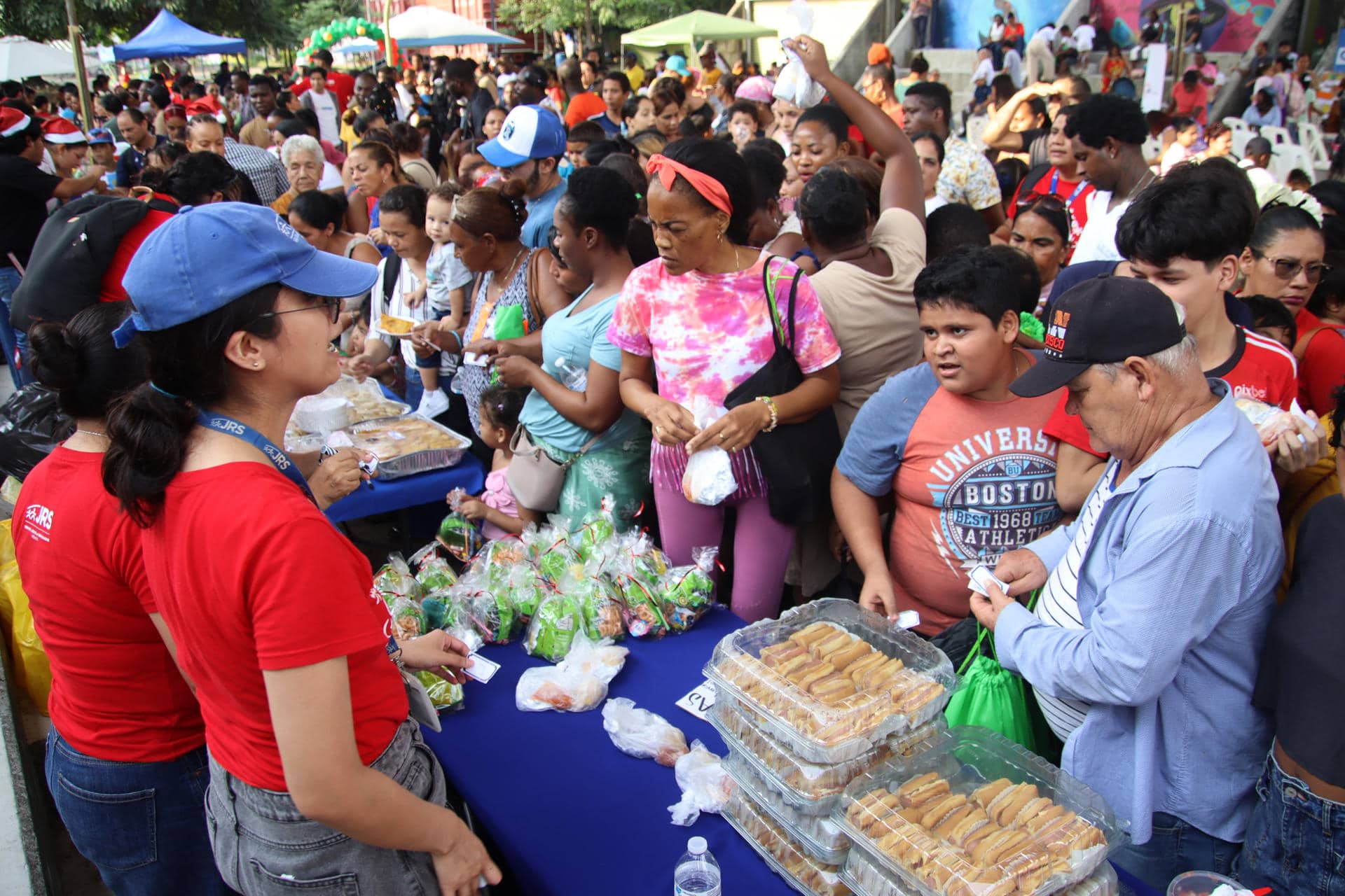 Migrantes participan en la tradicional posada navideña este miércoles, en Tapachula, Chiapas (México). EFE/ Juan Manuel Blanco