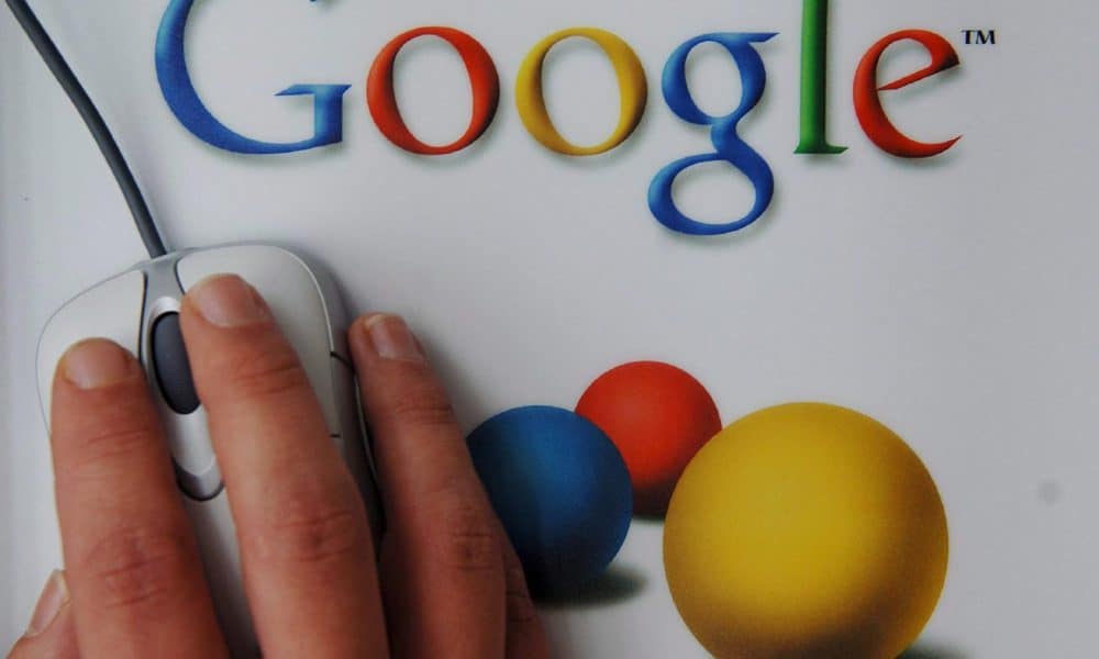 Una mano sobre una alfombrilla de ordenador con el logo de "Google". EFE/Boris Roessler