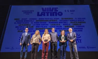 La alcadesa de Zaragoza, Natalia Chueca (3i) el organizador del Festival Vive Latino en España, Nacho Royo (3d), y otras autoridades posan durante la presentación hoy de la quinta edición del festival, que se celebrará el 4 y 5 de septiembre de 2026 en Zaragoza (España), con un cartel que incluirá a artistas como Loquillo, los mexicanos Plastilina Mosh, Amaia, Biznaga, los venezolanos Rawayana o los cubanos Buena Vista All Stars. EFE/Javier Cebollada