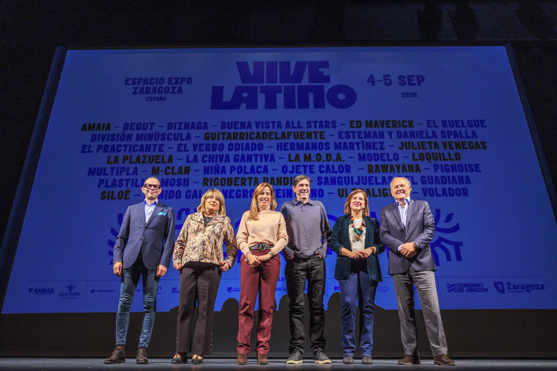 La alcadesa de Zaragoza, Natalia Chueca (3i) el organizador del Festival Vive Latino en España, Nacho Royo (3d), y otras autoridades posan durante la presentación hoy de la quinta edición del festival, que se celebrará el 4 y 5 de septiembre de 2026 en Zaragoza (España), con un cartel que incluirá a artistas como Loquillo, los mexicanos Plastilina Mosh, Amaia, Biznaga, los venezolanos Rawayana o los cubanos Buena Vista All Stars. EFE/Javier Cebollada
