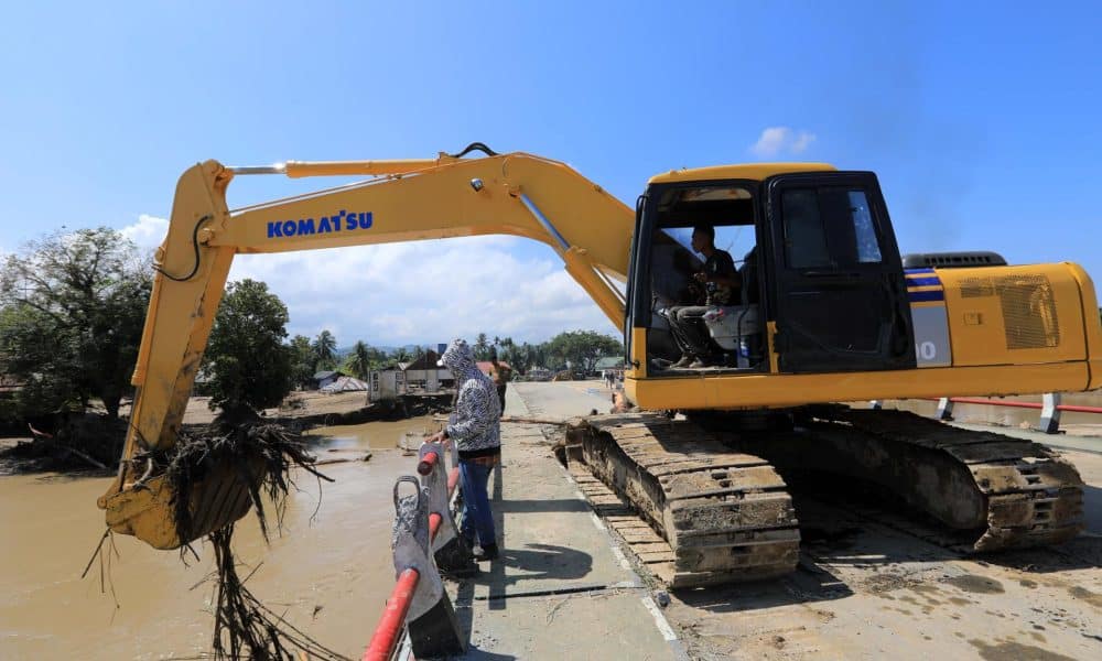 Equipos de limpieza trabajan este lunes en una zona de Indonesia afectada por las inundaciones. 
EFE/EPA/HOTLI SIMANJUNTAK