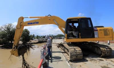 Equipos de limpieza trabajan este lunes en una zona de Indonesia afectada por las inundaciones. 
EFE/EPA/HOTLI SIMANJUNTAK
