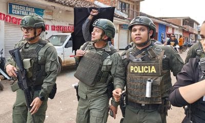 Fotografía cedida por la Policía Nacional de Colombia del director general de la Policía Nacional, brigadier general William Rincón Zambrano, durante una visita a la zona donde ocurrió el ataque terrorista este martes, en Buenos Aires (Cauca). EFE/ Policía Nacional de Colombia /