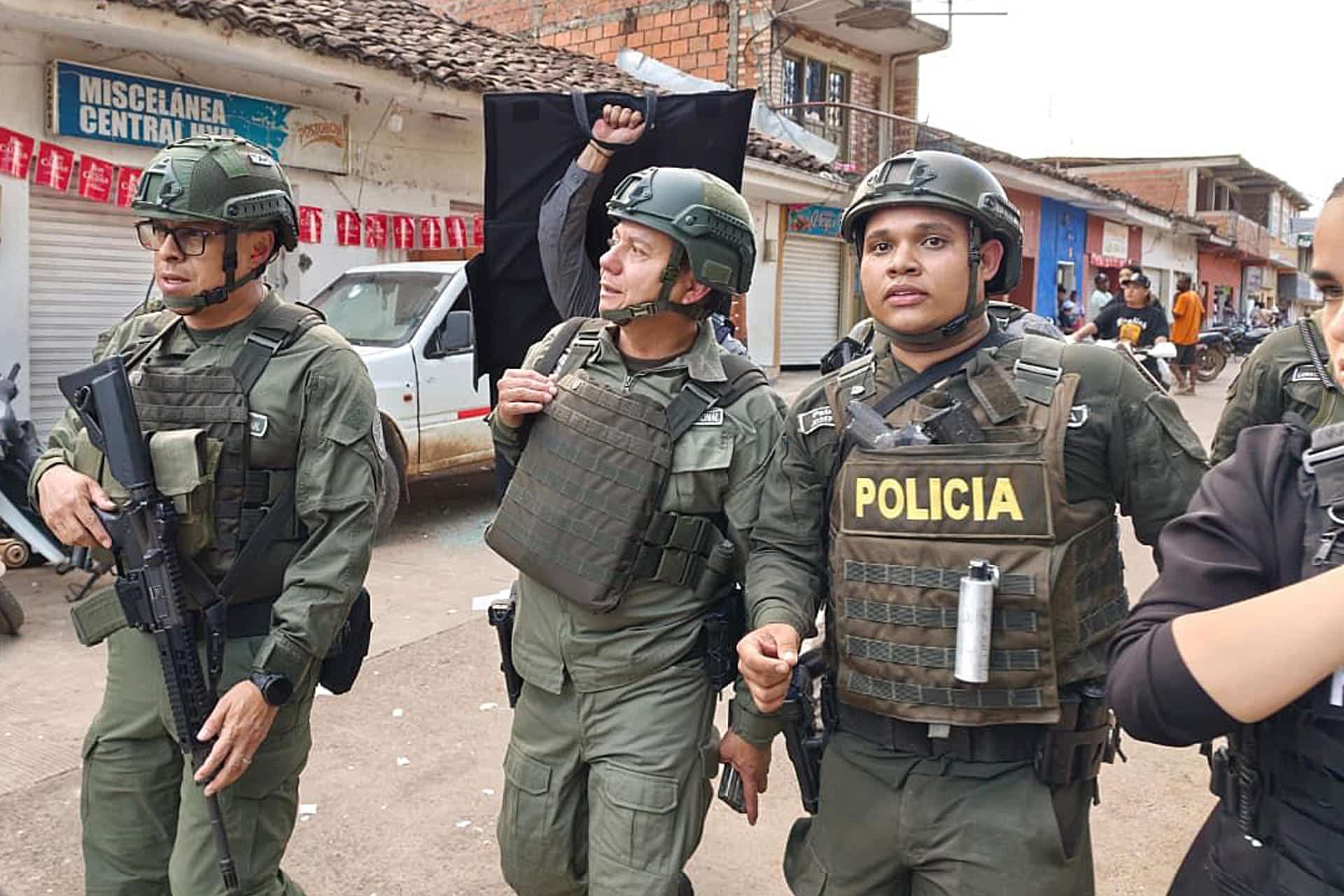 Fotografía cedida por la Policía Nacional de Colombia del director general de la Policía Nacional, brigadier general William Rincón Zambrano, durante una visita a la zona donde ocurrió el ataque terrorista este martes, en Buenos Aires (Cauca). EFE/ Policía Nacional de Colombia /