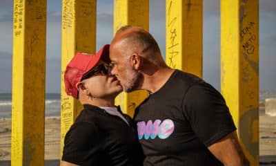 Personas participan en el 'Besotón Sidoso Internacional' este domingo, en Tijuana (México). EFE/ Joebeth Terríquez