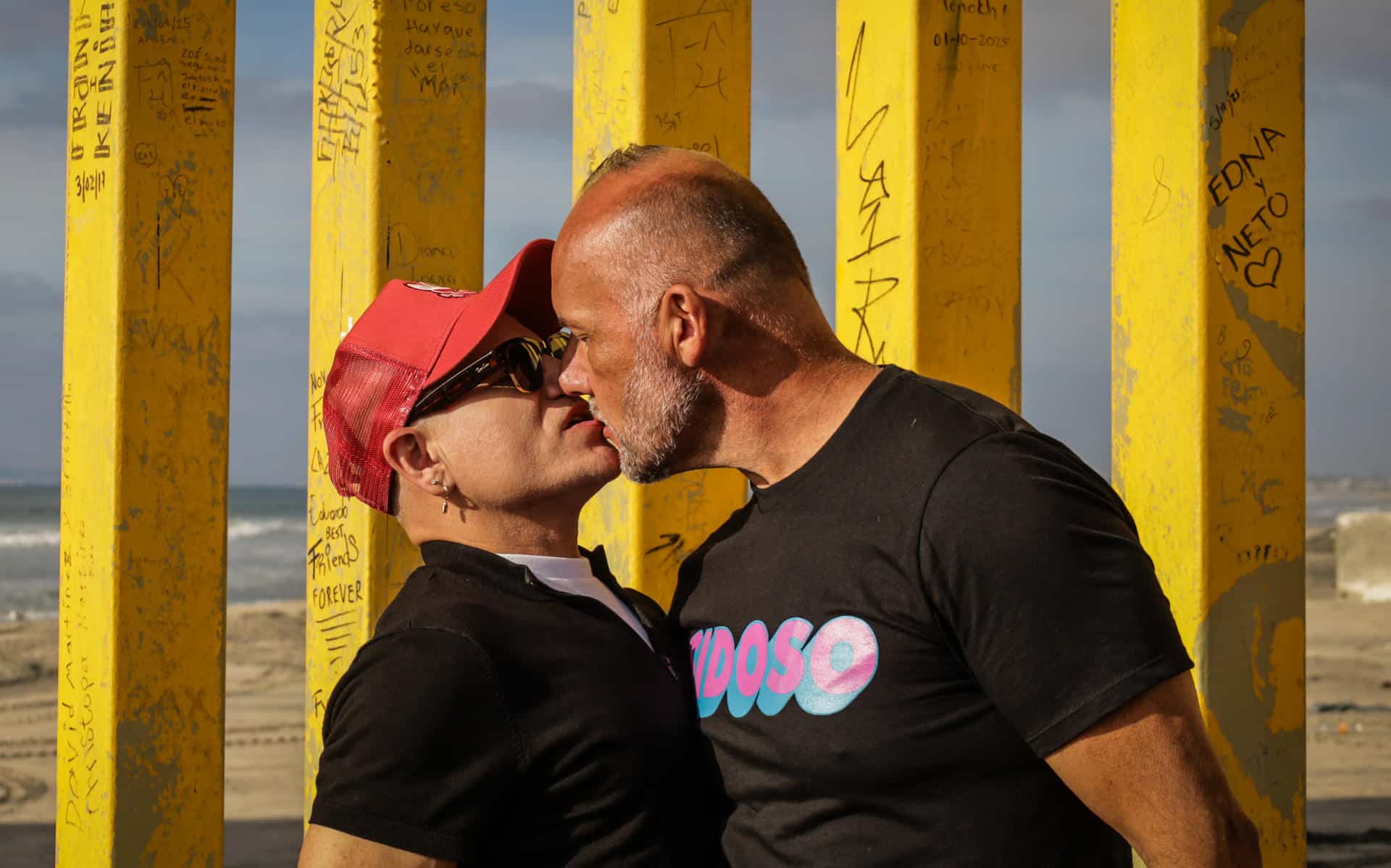 Personas participan en el 'Besotón Sidoso Internacional' este domingo, en Tijuana (México). EFE/ Joebeth Terríquez