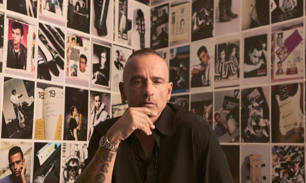 Fotografía promocional cedida por Cosimo Buccolieri que muestra al cantante italiano Eros Ramazzotti, quien acaba de lanzar 'Una historia importante', un álbum que contiene colaboraciones intergeneracionales con compatriotas como Andrea Bocelli, Jovanotti, Giorgia, Ultimo y Max Pezzali, además de voces internacionales como Alicia Keys, y artistas del mundo hispanohablante como el mexicano Carin León, la argentina Lali y la puertorriqueña Kany García. EFE/ Cosimo Buccolieri /SOLO USO EDITORIAL/NO VENTAS/SOLO DISPONIBLE PARA ILUSTRAR LA NOTICIA QUE ACOMPAÑA (CRÉDITO OBLIGATORIO)
