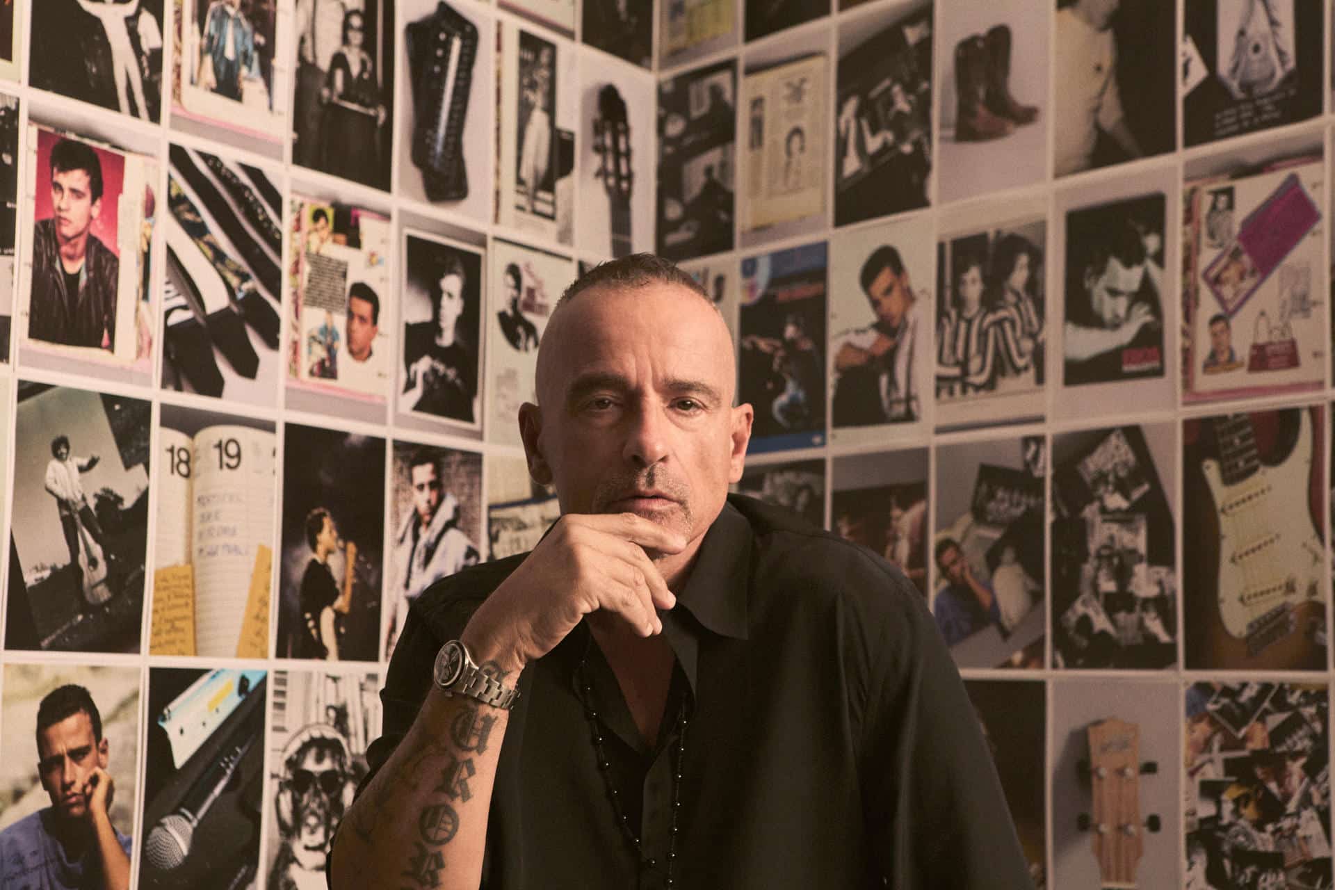 Fotografía promocional cedida por Cosimo Buccolieri que muestra al cantante italiano Eros Ramazzotti, quien acaba de lanzar 'Una historia importante', un álbum que contiene colaboraciones intergeneracionales con compatriotas como Andrea Bocelli, Jovanotti, Giorgia, Ultimo y Max Pezzali, además de voces internacionales como Alicia Keys, y artistas del mundo hispanohablante como el mexicano Carin León, la argentina Lali y la puertorriqueña Kany García. EFE/ Cosimo Buccolieri /SOLO USO EDITORIAL/NO VENTAS/SOLO DISPONIBLE PARA ILUSTRAR LA NOTICIA QUE ACOMPAÑA (CRÉDITO OBLIGATORIO)