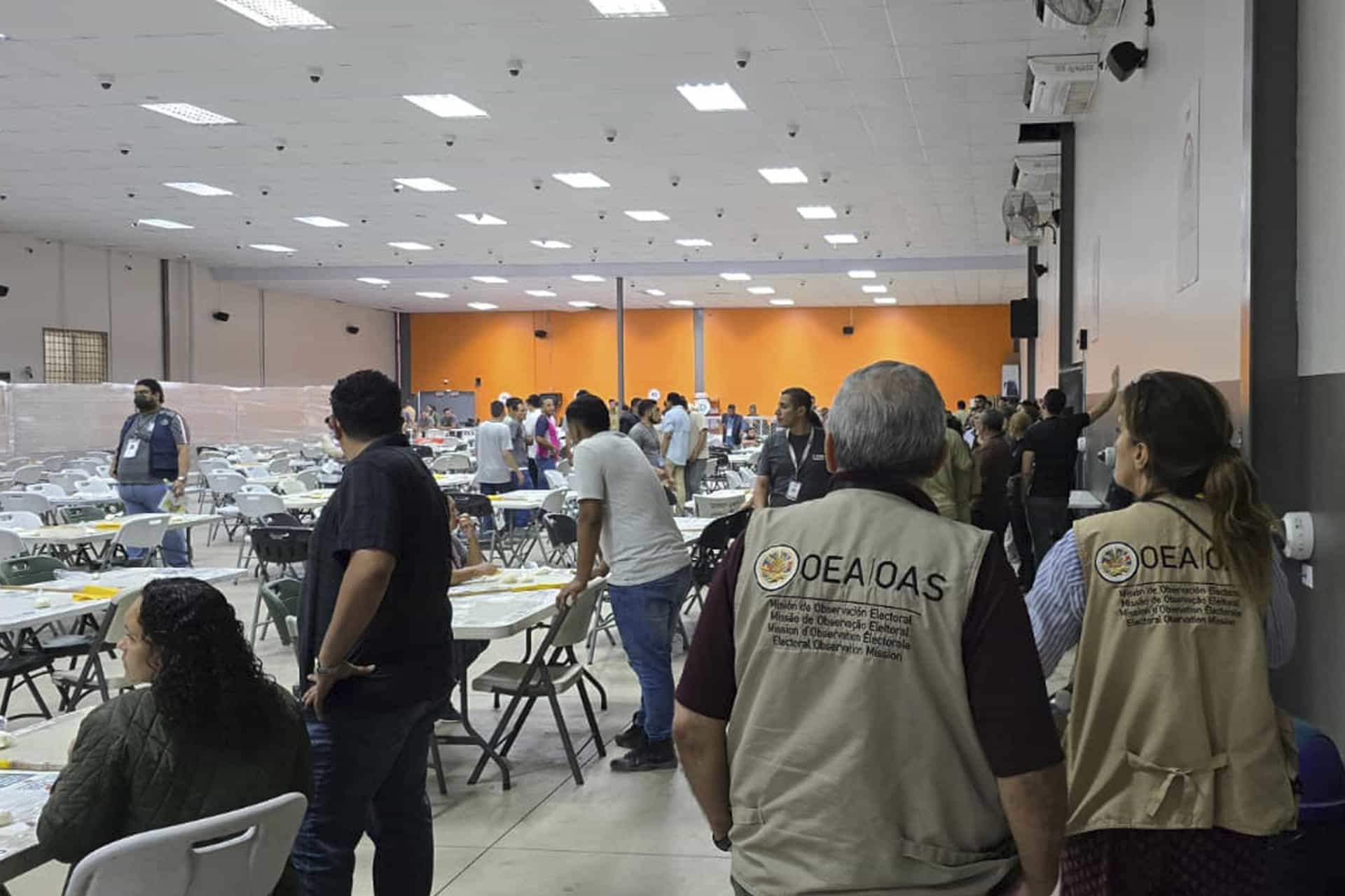 Fotografía cedida por el Consejo Nacional Electoral (CNE) que muestra a personas durante el escrutinio especial en Honduras. EFE/ Consejo Nacional Electoral