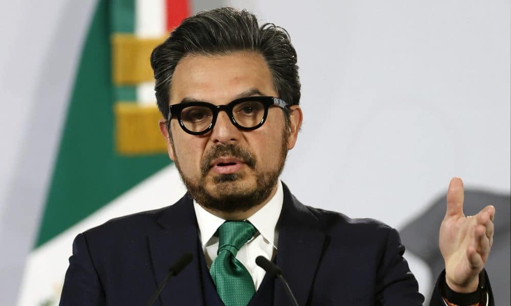 El director general del Instituto Mexicano del Seguro Social (IMSS), Zoé Robledo, participa este lunes durante una conferencia de prensa matutina en Palacio Nacional de la Ciudad de México (México). EFE/Sáshenka Gutiérrez