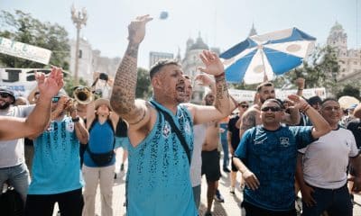 Personas participan en una manifestación en la Plaza de Mayo este jueves, en Buenos Aires (Argentina). EFE/ Juan Ignacio Roncoroni