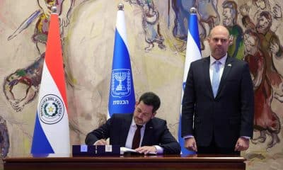 El presidente de la Cámara de Diputados de Paraguay, Raúl Latorre, firma el libro de visitas junto al presidente de la Knéset, Amir Ohana, durante una visita al Parlamento israelí, en Jerusalén, el 14 de diciembre de 2025. EFE/EPA/ABIR SULTAN
