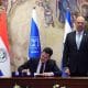 El presidente de la Cámara de Diputados de Paraguay, Raúl Latorre, firma el libro de visitas junto al presidente de la Knéset, Amir Ohana, durante una visita al Parlamento israelí, en Jerusalén, el 14 de diciembre de 2025. EFE/EPA/ABIR SULTAN