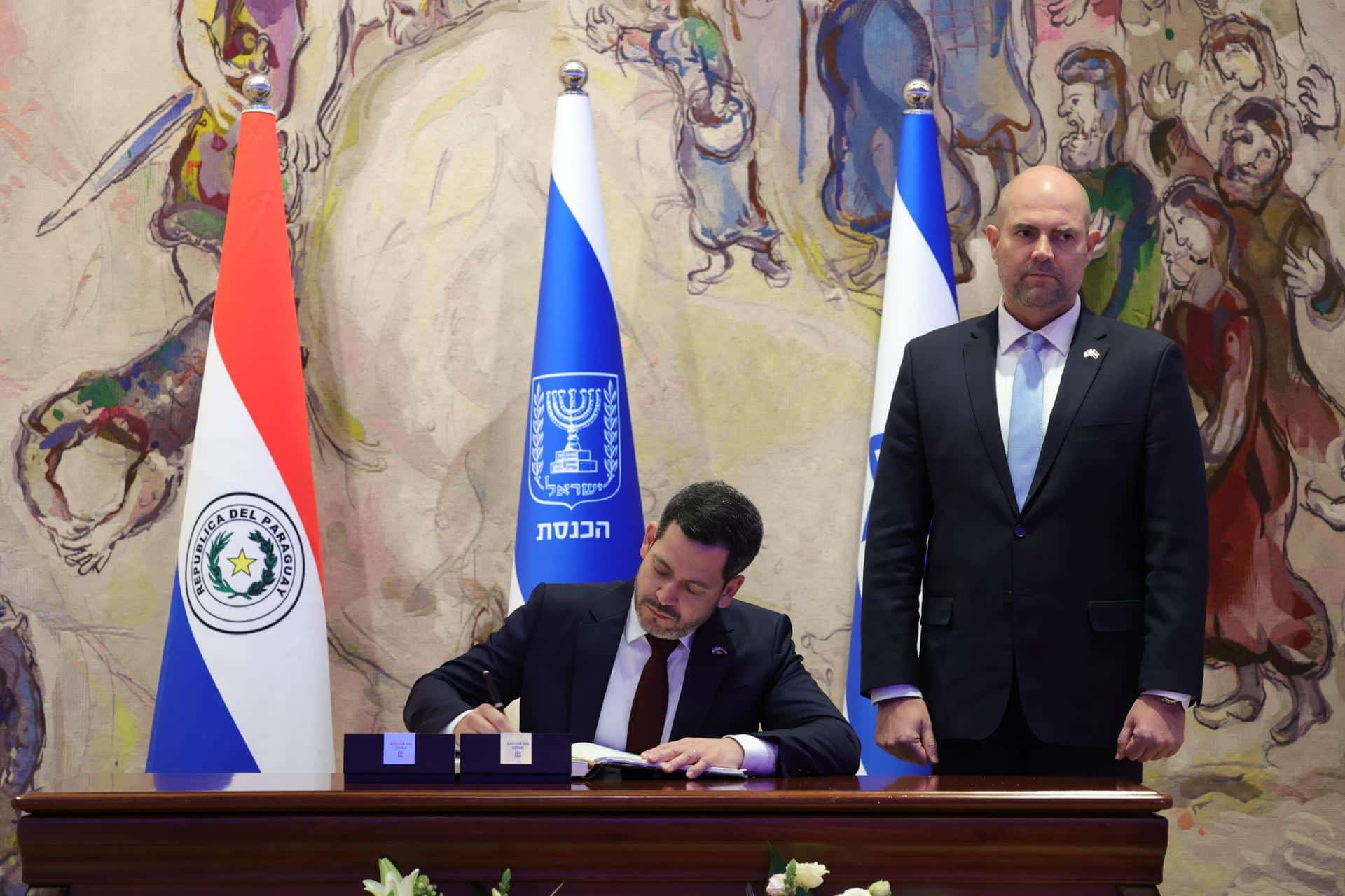 El presidente de la Cámara de Diputados de Paraguay, Raúl Latorre, firma el libro de visitas junto al presidente de la Knéset, Amir Ohana, durante una visita al Parlamento israelí, en Jerusalén, el 14 de diciembre de 2025. EFE/EPA/ABIR SULTAN