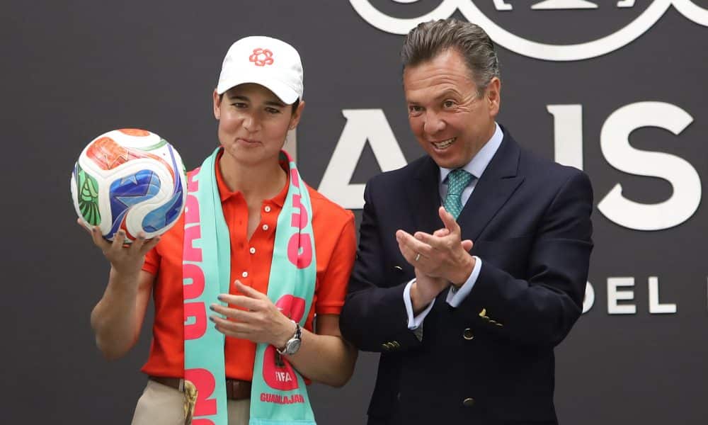 La ex golfista mexicana Lorena Ochoa (i) y el gobernador de Jalisco, Pablo Lemus, posan en una rueda de prensa en la ciudad de Guadalajara (México). Imagen de archivo. EFE/Francisco Guasco