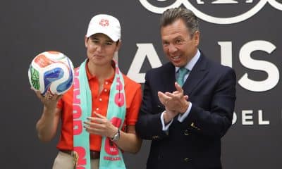 La ex golfista mexicana Lorena Ochoa (i) y el gobernador de Jalisco, Pablo Lemus, posan en una rueda de prensa en la ciudad de Guadalajara (México). Imagen de archivo. EFE/Francisco Guasco