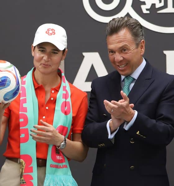 La ex golfista mexicana Lorena Ochoa (i) y el gobernador de Jalisco, Pablo Lemus, posan en una rueda de prensa en la ciudad de Guadalajara (México). Imagen de archivo. EFE/Francisco Guasco