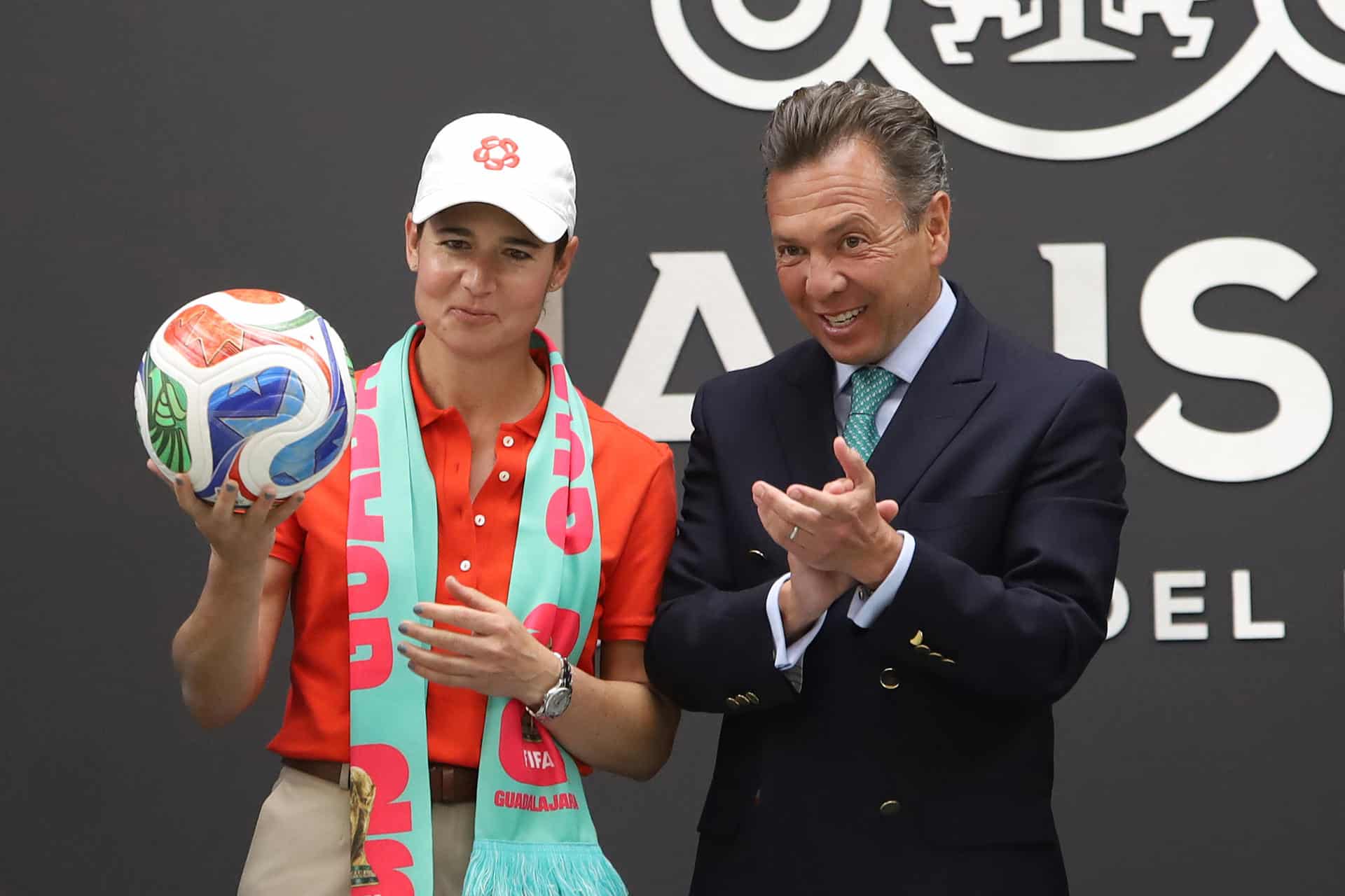 La ex golfista mexicana Lorena Ochoa (i) y el gobernador de Jalisco, Pablo Lemus, posan en una rueda de prensa en la ciudad de Guadalajara (México). Imagen de archivo. EFE/Francisco Guasco