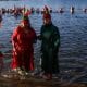 Los miembros del club 'Berlin Seals' asisten al tradicional baño navideño en el lago de Orankesee, en Berlín (Alemania), este jueves 25 de diciembre de 2025. La mayoría de ellos, vestidos con trajes de baño, trajes típicos de la temporada o, al menos, gorros de Papá Noel,se reunieron para su baño anual en las aguas del lago, a temperaturas invernales. EFE/HANNIBAL HANSCHKE