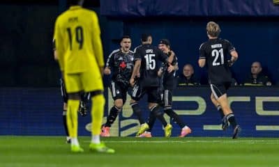 El delantero del Copenhague Mohamed Elyounoussi (2i), celebra su gol contra el Villarreal, durante el partido correspondiente a la primera fase de la Liga de Campeones entre el Villarreal y el Copenhague, este miércoles en el Estadio de la Cerámica.- EFE/ Andreu Esteban