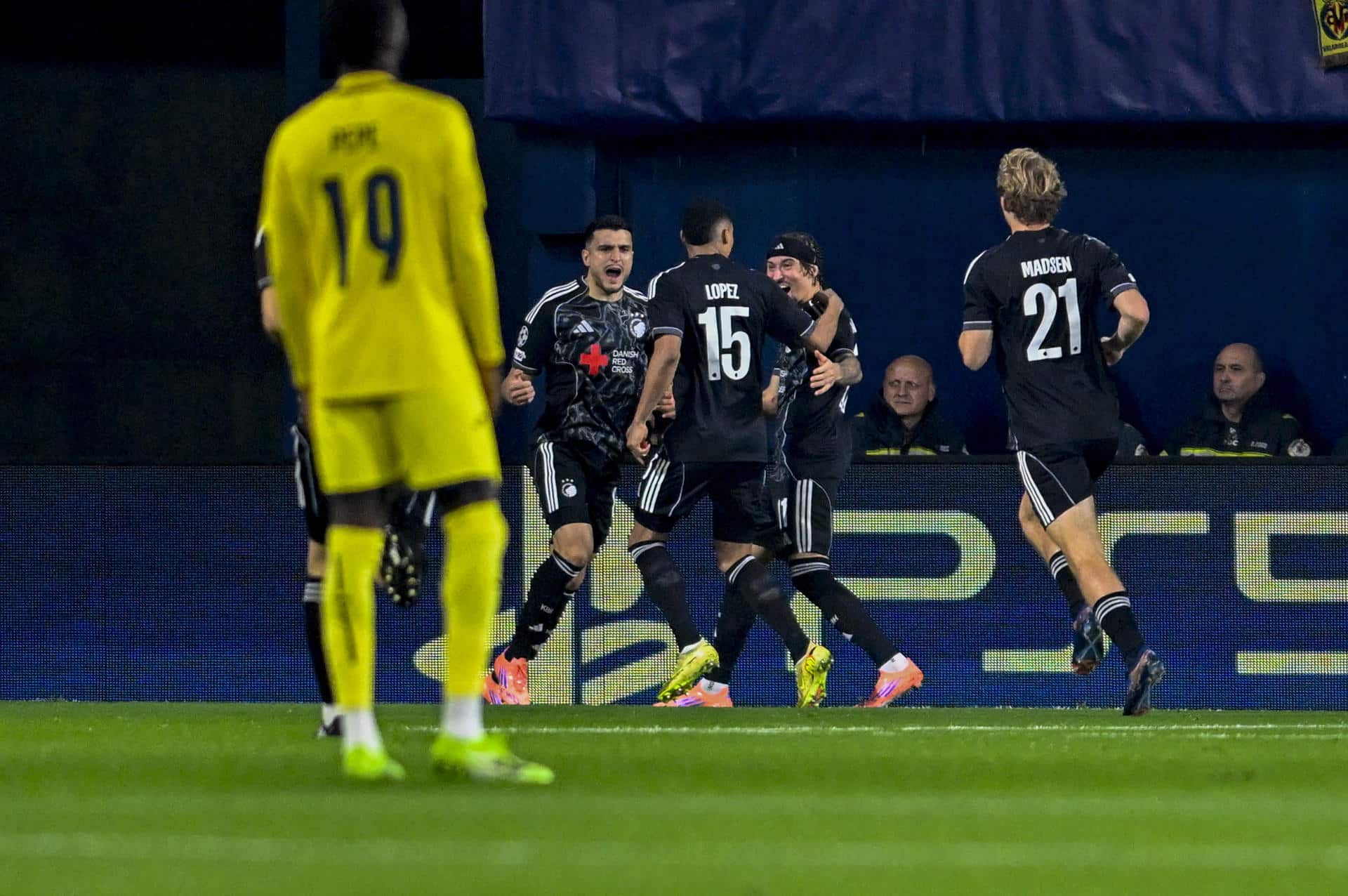 El delantero del Copenhague Mohamed Elyounoussi (2i), celebra su gol contra el Villarreal, durante el partido correspondiente a la primera fase de la Liga de Campeones entre el Villarreal y el Copenhague, este miércoles en el Estadio de la Cerámica.- EFE/ Andreu Esteban