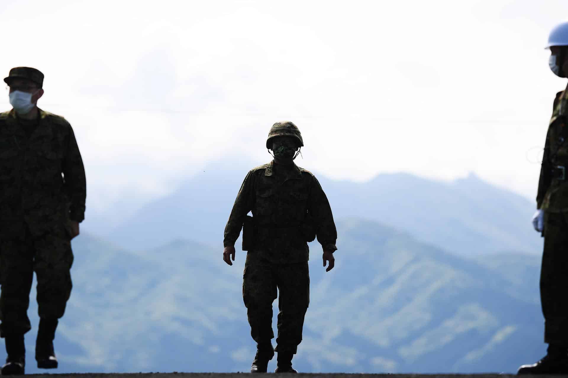 Fotografía de archivo, tomada el 23/05/2020, que muestra a soldados japoneses durante un ejercicio militar en Shizuoka. EFE/EPA/CHARLY TRIBALLEAU / POOL