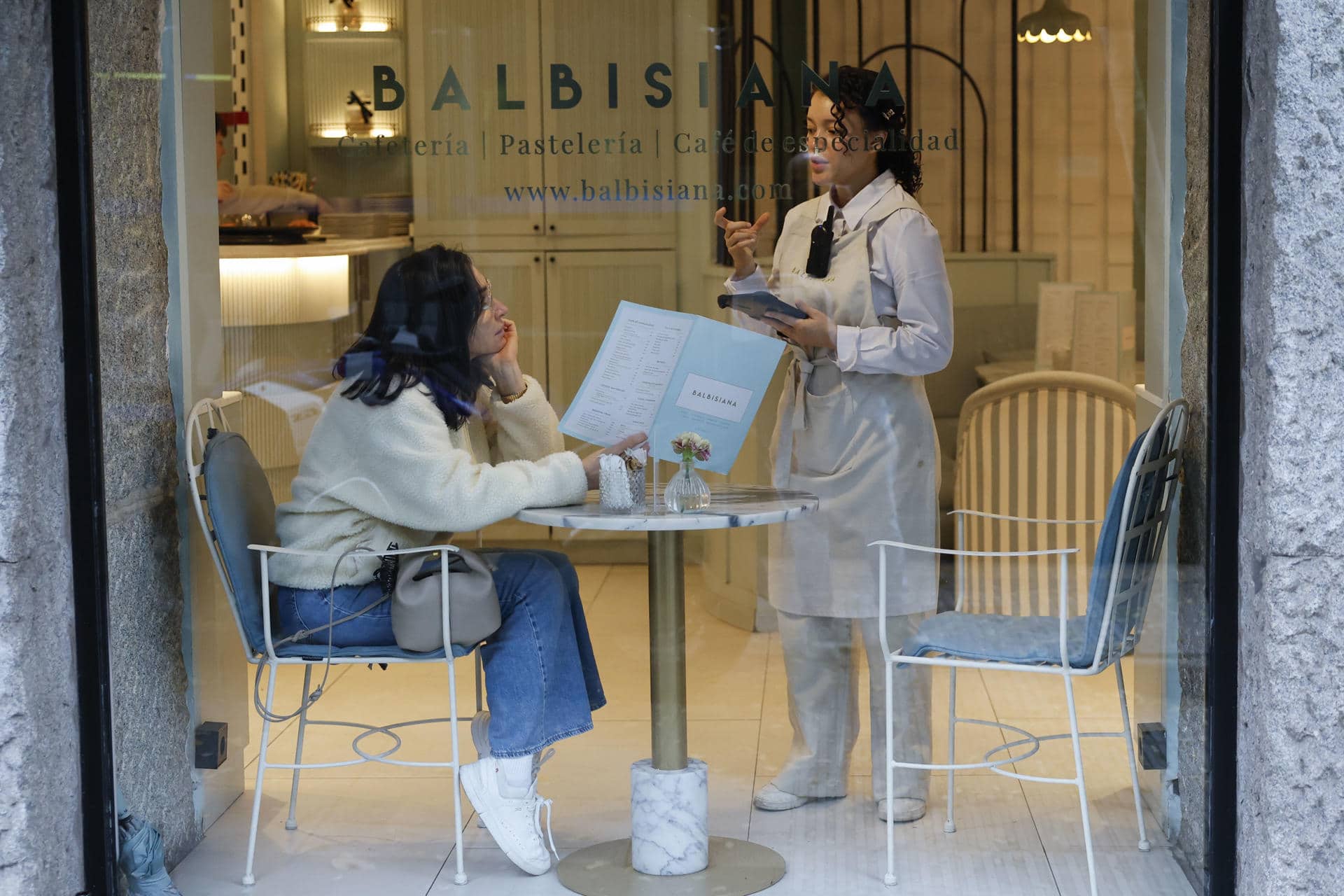 Una camarera atiende a una clienta en una cafetería. EFE/ Mariscal