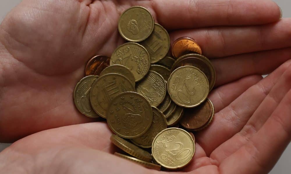 Monedas de euro en las manos. EFE/J.J.Guillen/Archivo