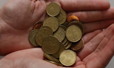 Monedas de euro en las manos. EFE/J.J.Guillen/Archivo