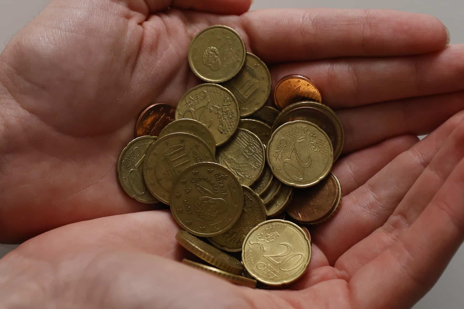 Monedas de euro en las manos. EFE/J.J.Guillen/Archivo