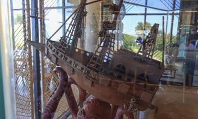 Fotografía que muestra una escultura de chocolate dentro de una urna de cristal, en Barú (Colombia). EFE/ Ricardo Maldonado Rozo