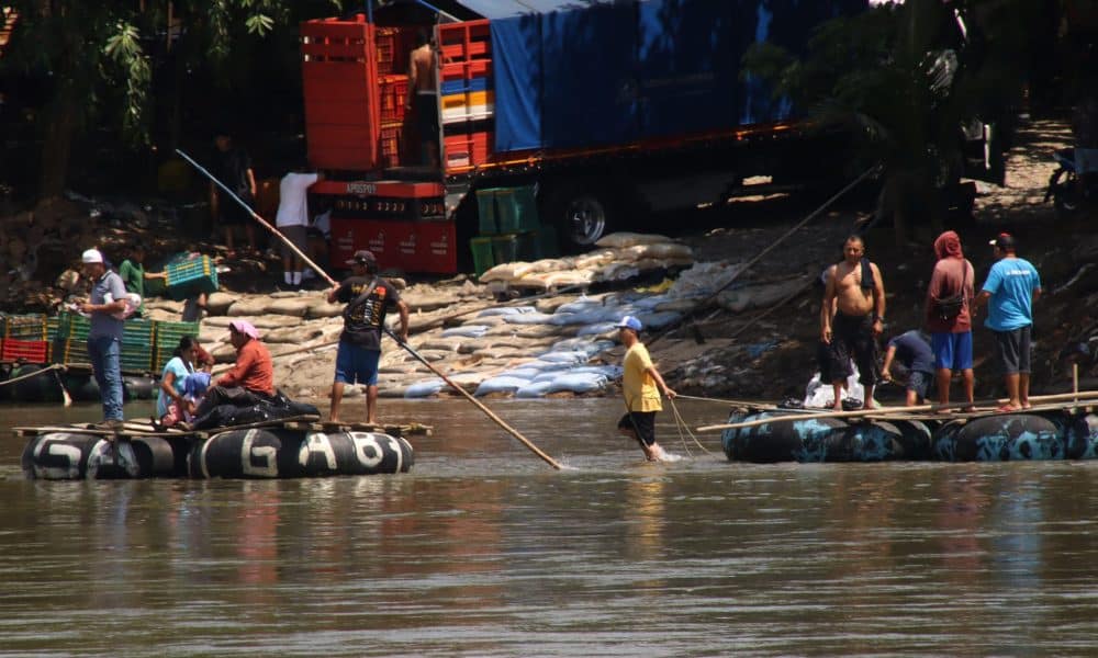 Migrantes cruzan en pequeñas embarcaciones el río Suchiate este lunes, en la ciudad de Tapachula (México).  EFE/Juan Manuel Blanco