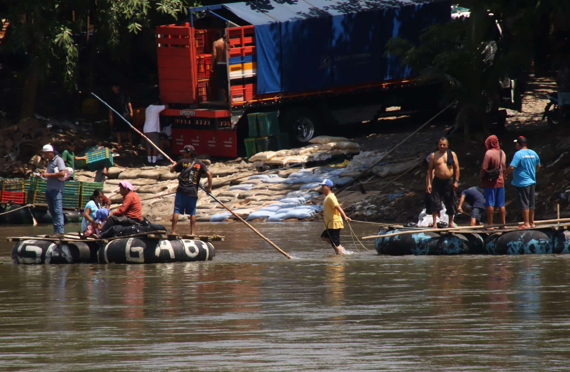 Migrantes cruzan en pequeñas embarcaciones el río Suchiate este lunes, en la ciudad de Tapachula (México).  EFE/Juan Manuel Blanco