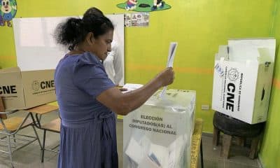 Una persona vota este domingo, en San Antonio de Flores, Paraíso (Honduras). EFE/ Wilfredo Antunez