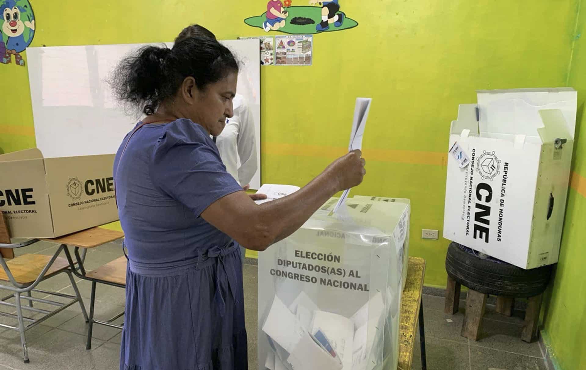 Una persona vota este domingo, en San Antonio de Flores, Paraíso (Honduras). EFE/ Wilfredo Antunez