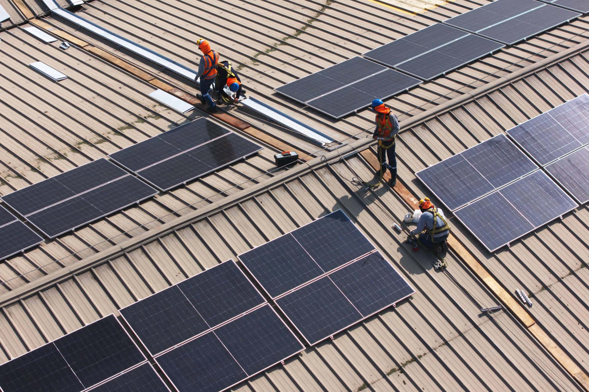 La primera planta solar a gran escala en un condominio logístico de Suramérica ha comenzado a proveer de energía eléctrica limpia a tres almacenes en Perú, gracias a un conjunto de más de 2.400 paneles fotovoltaicos ubicados en sus techos y otros espacios disponibles. EFE/ Kondu /SOLO USO EDITORIAL/ NO VENTAS/ SOLO DISPONIBLE PARA ILUSTRAR LA NOTICIA QUE ACOMPAÑA (CRÉDITO OBLIGATORIO)