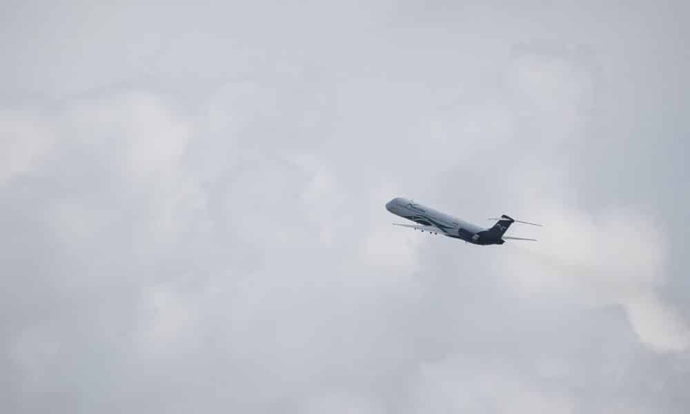 Fotografía de un avión volando en el Aeropuerto Internacional Simón Bolívar este lunes, en Maiquetia (Venezuela). EFE/ Ronald Peña R