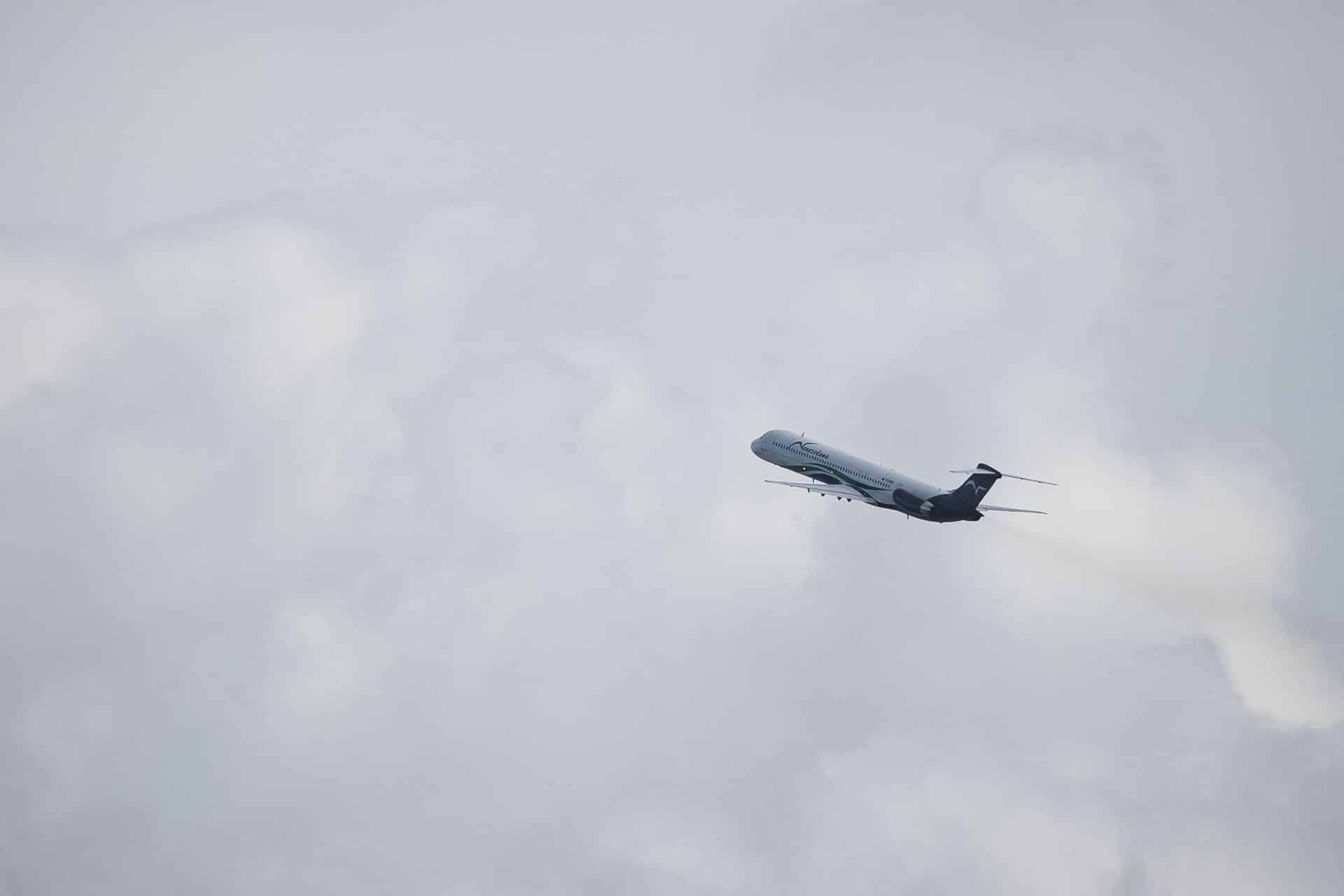 Fotografía de un avión volando en el Aeropuerto Internacional Simón Bolívar este lunes, en Maiquetia (Venezuela). EFE/ Ronald Peña R