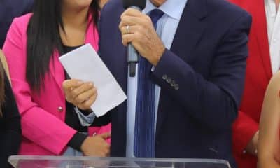 El candidato conservador del Partido Liberal, Salvador Nasralla, habla durante una rueda de prensa este miércoles, en Tegucigalpa (Honduras). EFE/ Gustavo Amador