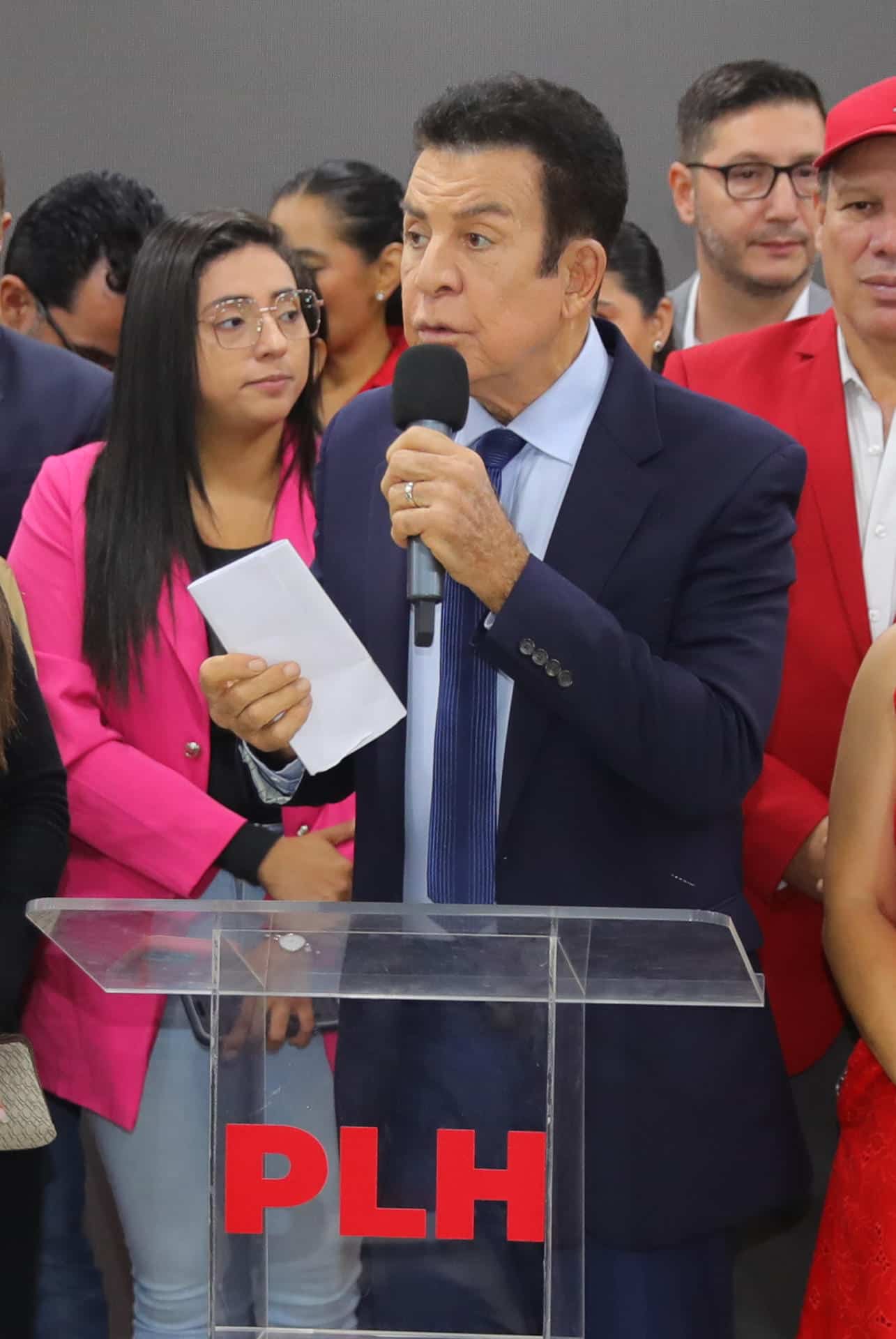 El candidato conservador del Partido Liberal, Salvador Nasralla, habla durante una rueda de prensa este miércoles, en Tegucigalpa (Honduras). EFE/ Gustavo Amador