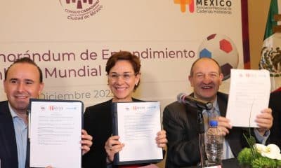 La secretaria ejecutiva del Consejo Ciudadano para la Seguridad y la Justicia de la Ciudad de México (CSJCDMX), Clara Luz Álvarez (c), el presidente de la Asociación Nacional de Cadenas Hoteleras (ANCH), Jorge Paoli Díaz (i), y el representante del Fondo de las Naciones Unidas para la Infancia (UNICEF), Fernando Carrera Castro (d), posan durante una rueda de prensa, este lunes en Ciudad de México (México). EFE/ Mario Guzmán