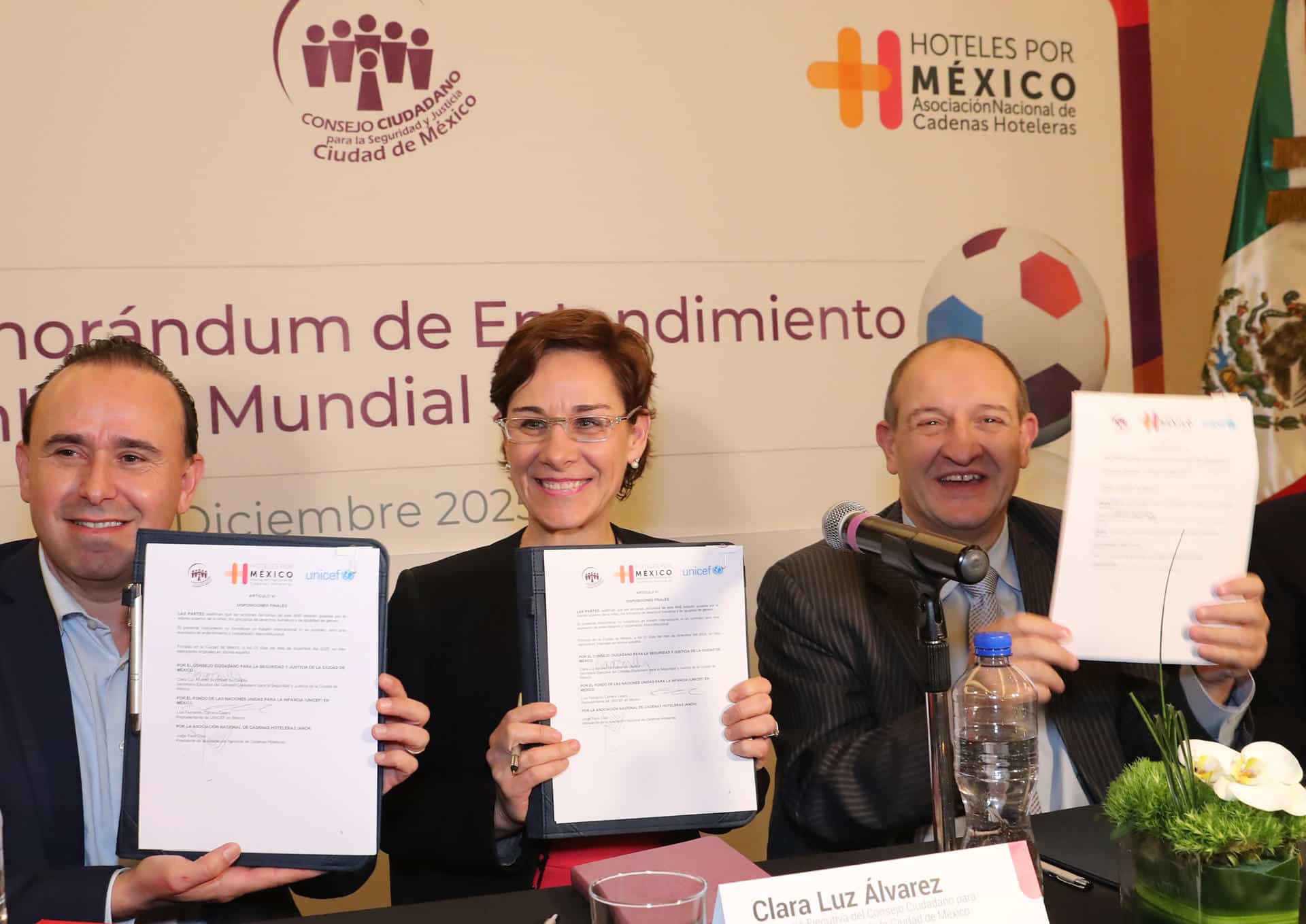 La secretaria ejecutiva del Consejo Ciudadano para la Seguridad y la Justicia de la Ciudad de México (CSJCDMX), Clara Luz Álvarez (c), el presidente de la Asociación Nacional de Cadenas Hoteleras (ANCH), Jorge Paoli Díaz (i), y el representante del Fondo de las Naciones Unidas para la Infancia (UNICEF), Fernando Carrera Castro (d), posan durante una rueda de prensa, este lunes en Ciudad de México (México). EFE/ Mario Guzmán